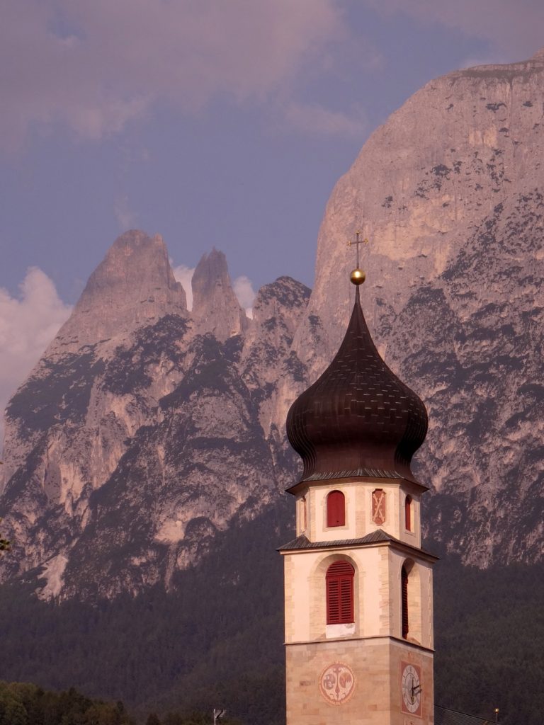 Clocher de Völs am Schlern et sa montagne