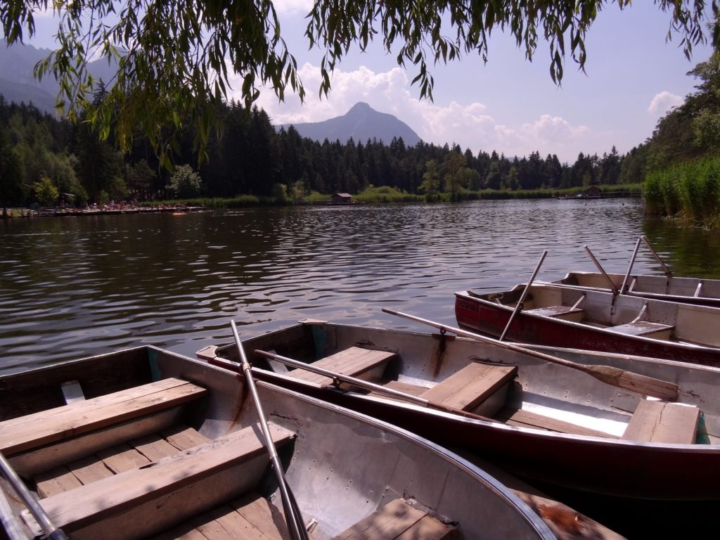 Barques sur le lac s’appelle Völser Weiher