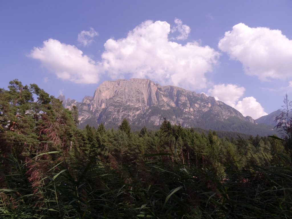 Montagnes vues depuis le lac s’appelle Völser Weiher