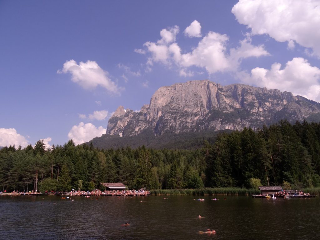 Nager dans le lac Laghetto di Fie