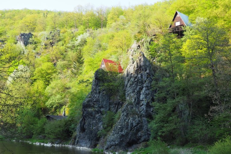 Chalet sur le haut d'un rocher