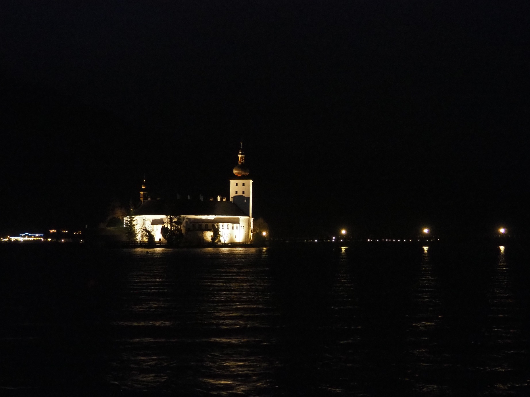 Seeschloss Ort à Gmunden de nuit