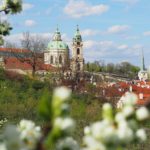 Église Saint-Nicolas de Malá Strana à Prague, au printemps