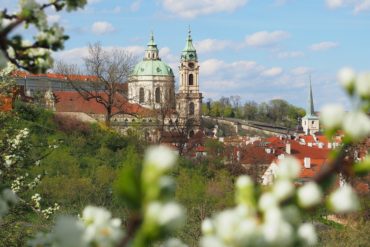 Église Saint-Nicolas de Malá Strana à Prague, au printemps