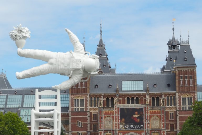 Oeuvre de Joseph Klibansky devant le Rijksmuseum à Amsterdam