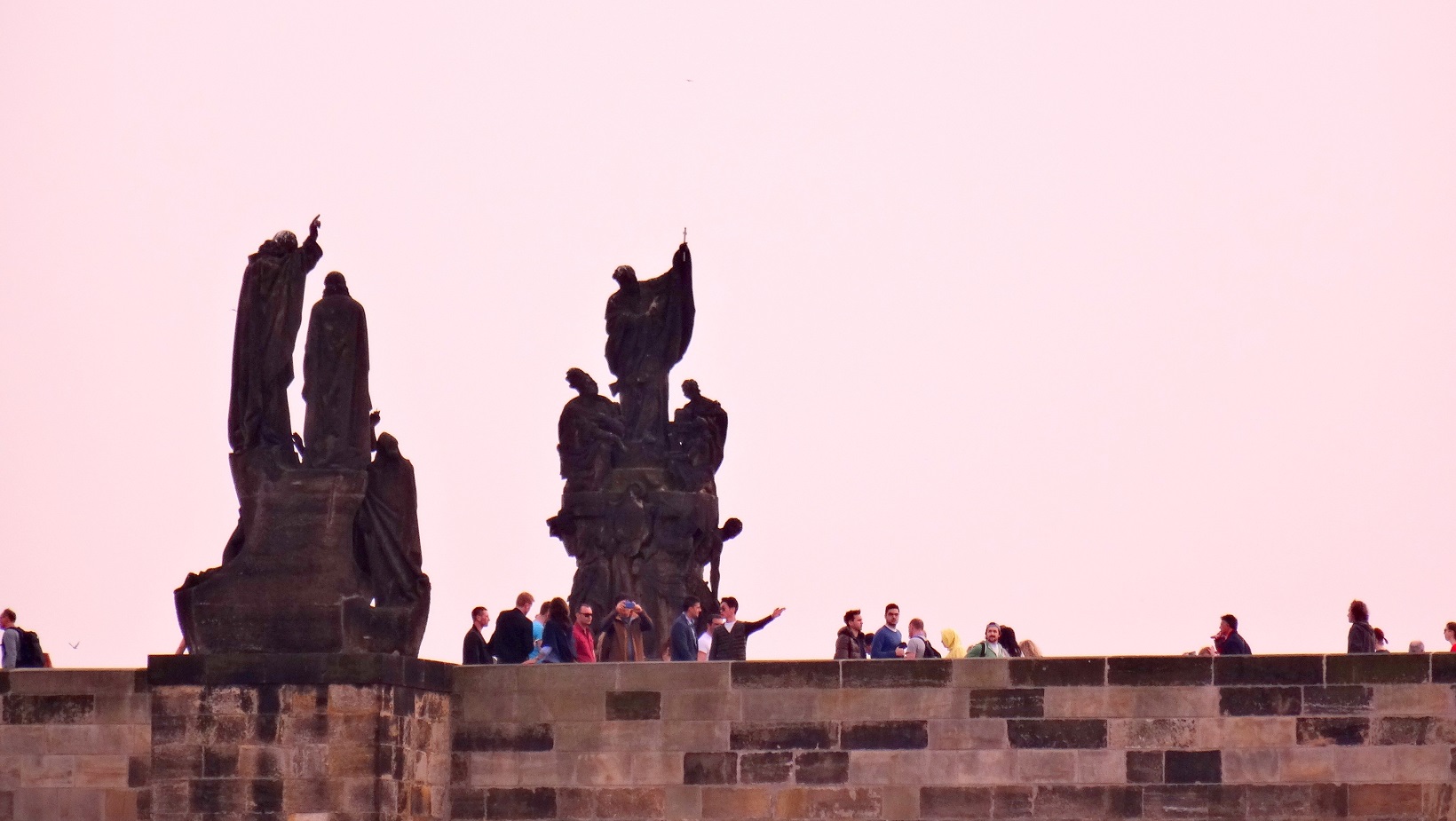 Touristes sur le pont Charles de Prague