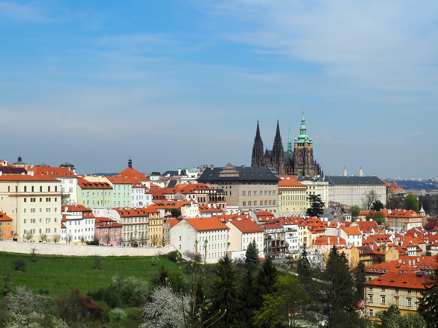 Vue sur le château de Prague depuis Petřín, non loin du monastère de Strahov