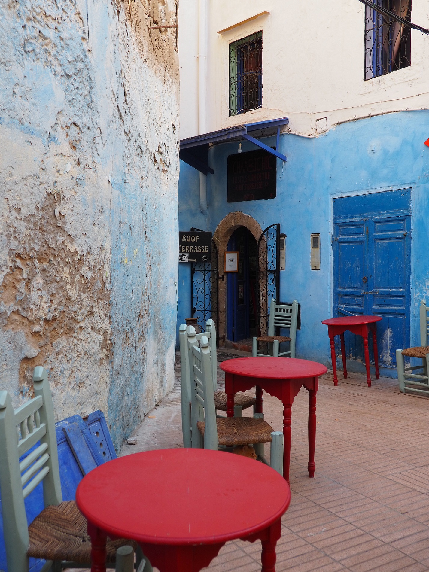 Murs blancs et bleus à Essaouira
